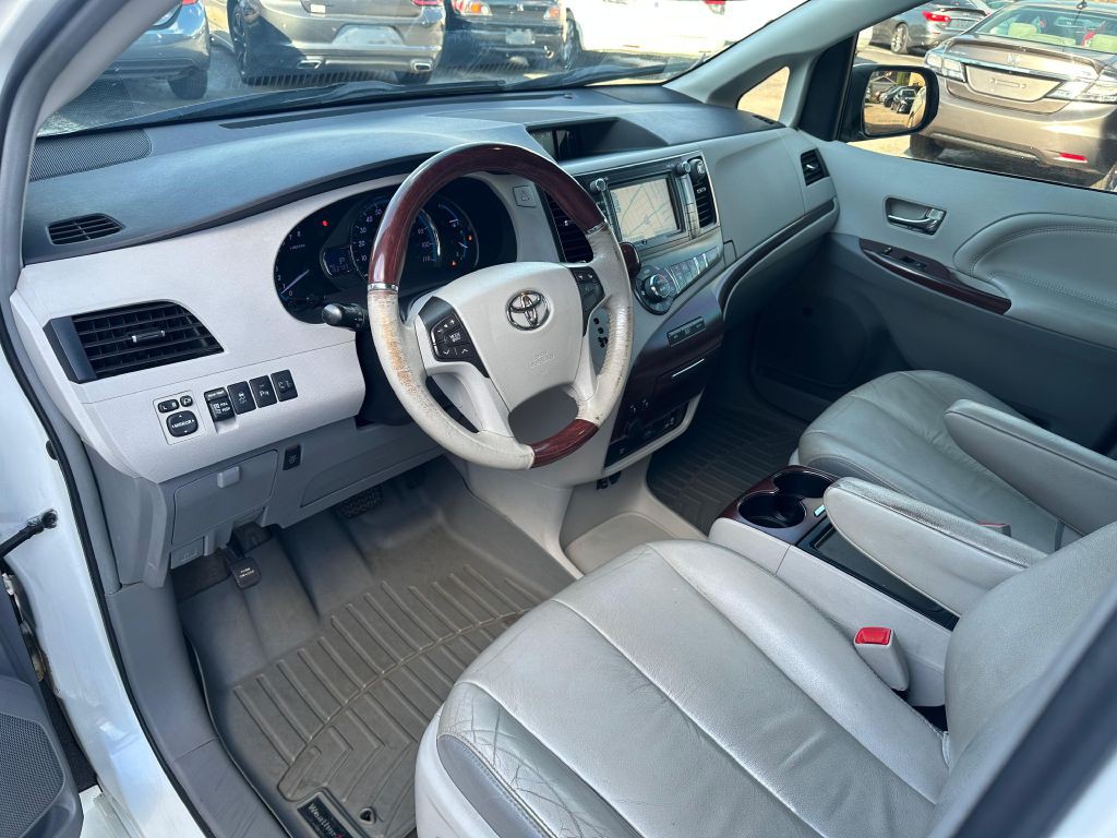 2012 Toyota Sienna Image 11