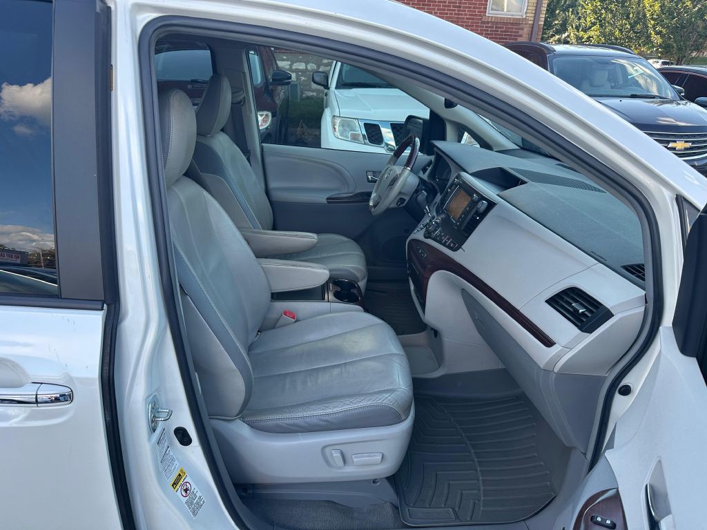 2012 Toyota Sienna Image 12