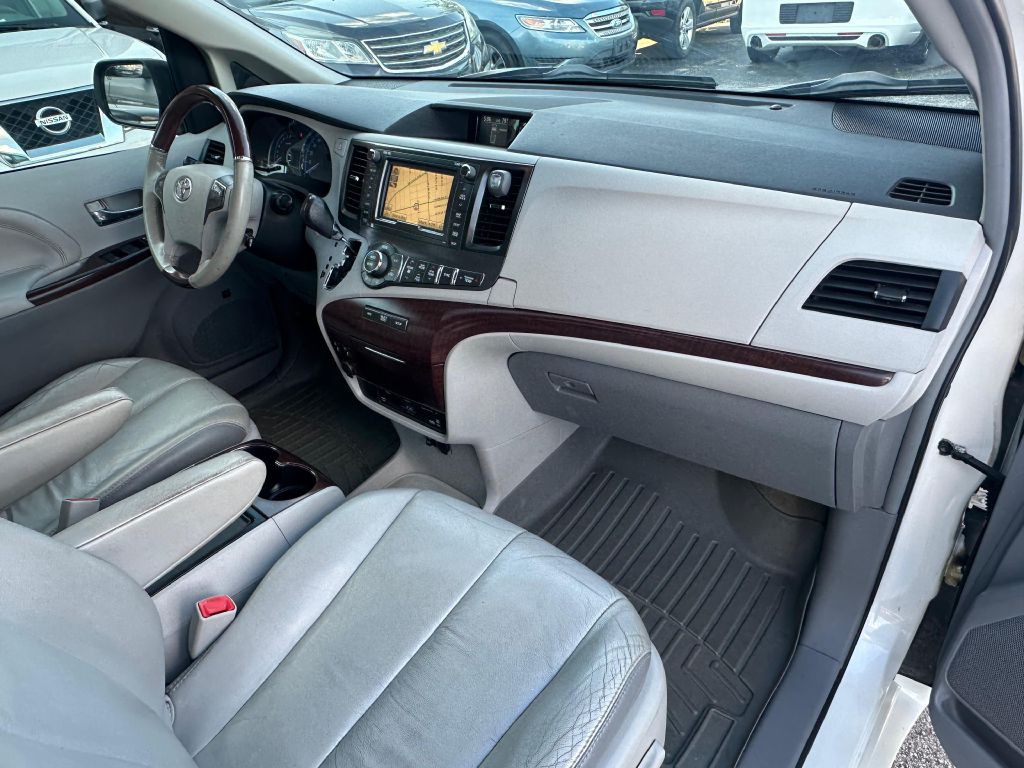 2012 Toyota Sienna Image 13