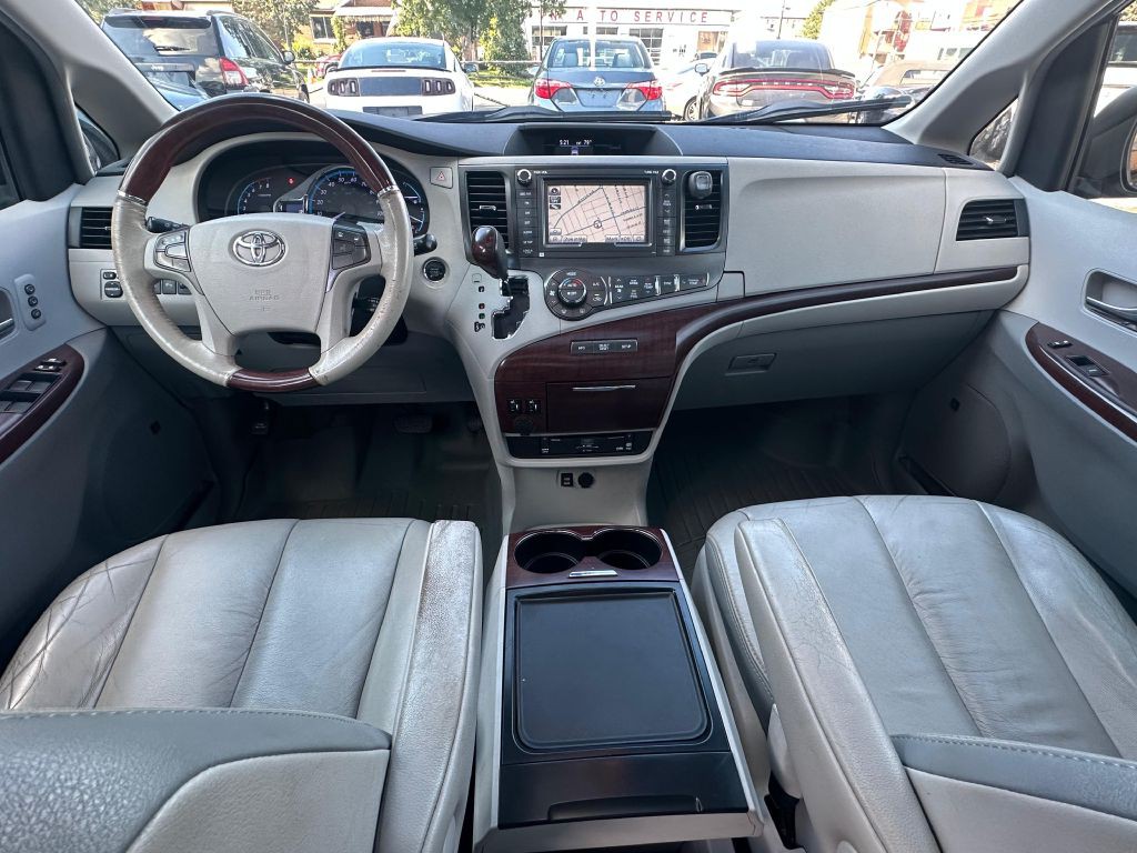 2012 Toyota Sienna Image 14