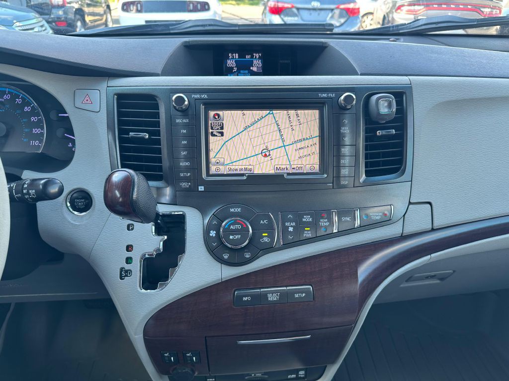 2012 Toyota Sienna Image 16