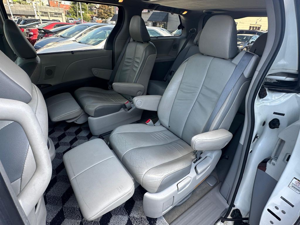 2012 Toyota Sienna Image 19