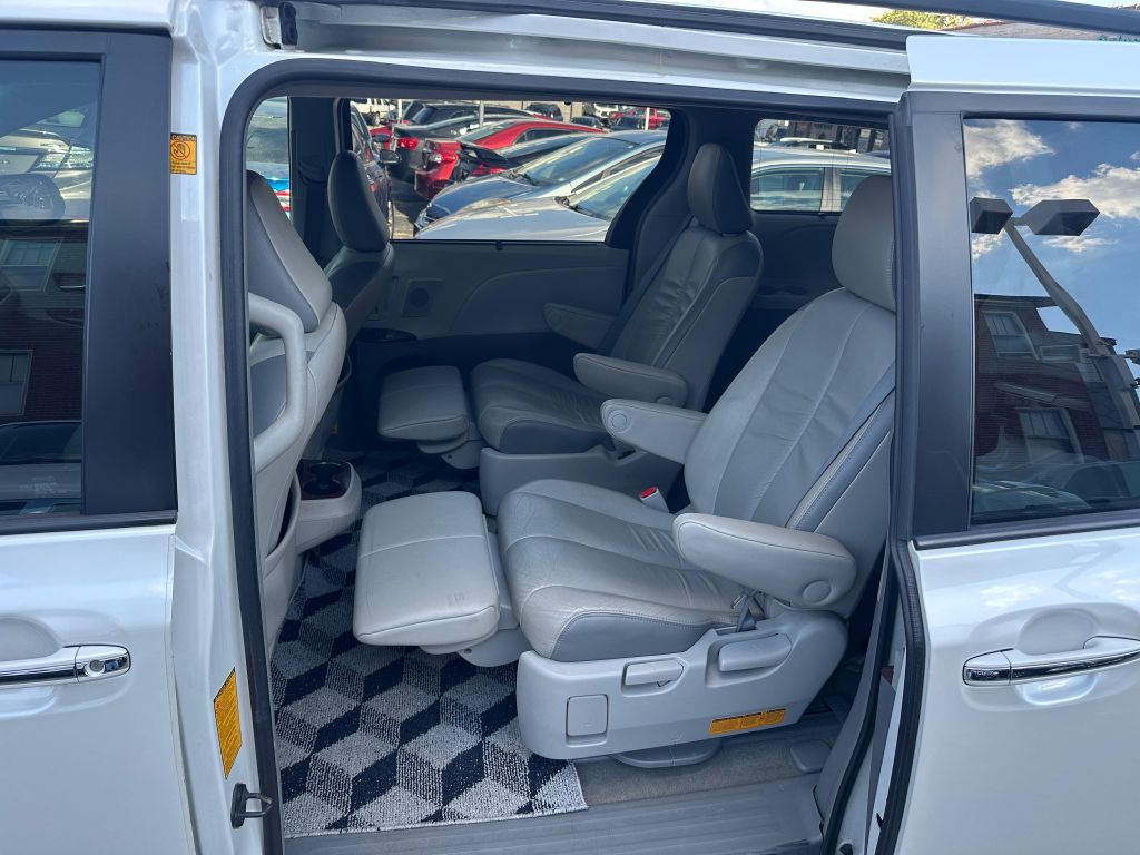 2012 Toyota Sienna Image 20