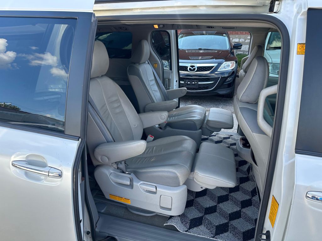 2012 Toyota Sienna Image 21