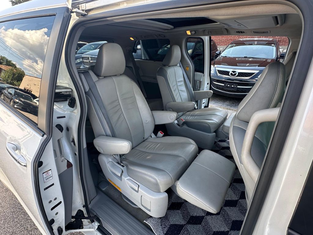 2012 Toyota Sienna Image 22