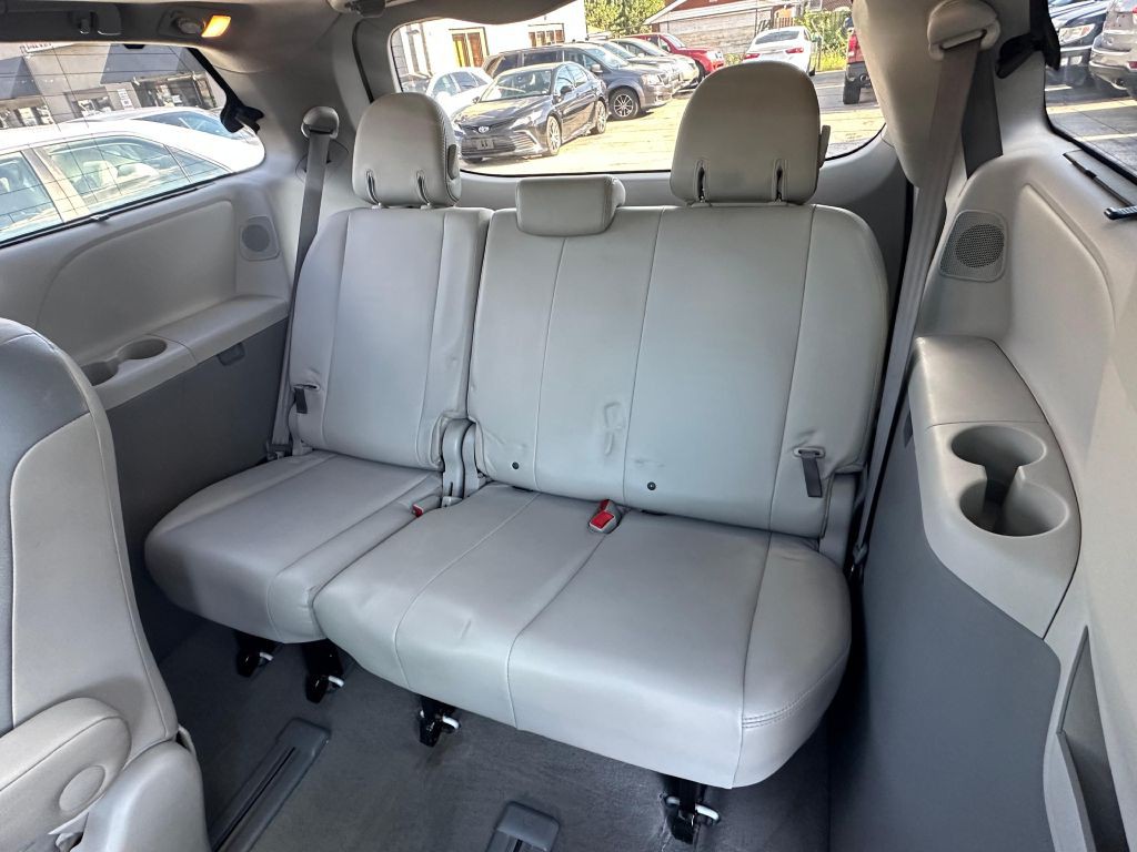 2012 Toyota Sienna Image 23