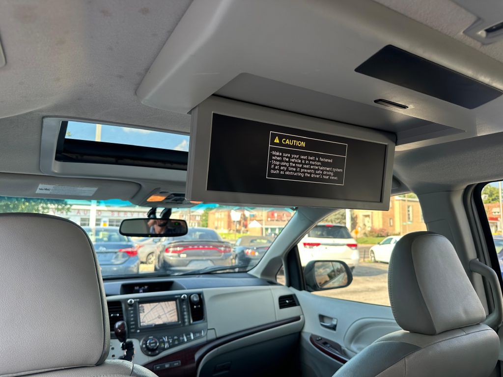 2012 Toyota Sienna Image 24