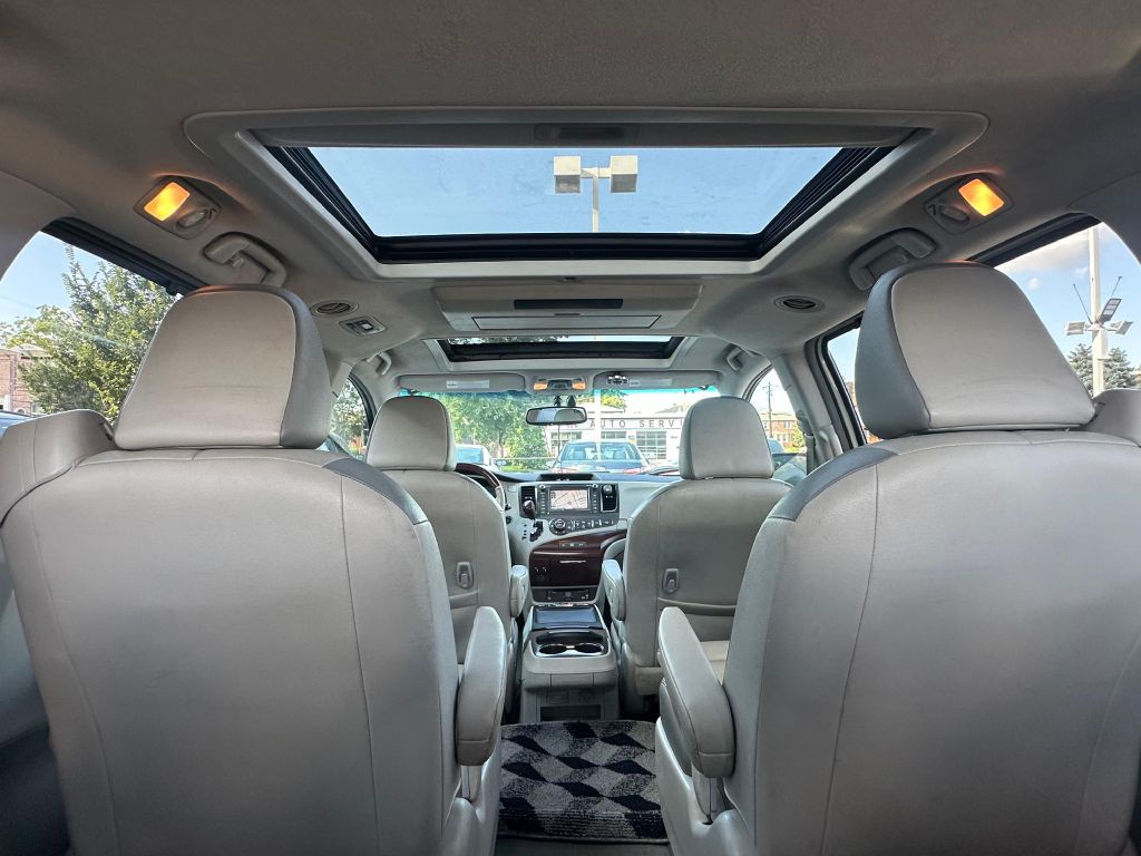 2012 Toyota Sienna Image 25