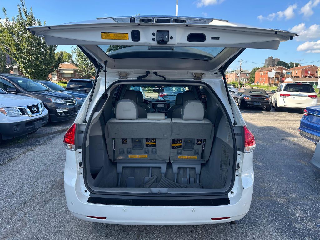 2012 Toyota Sienna Image 26