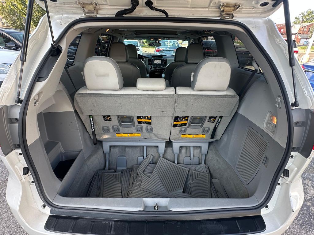 2012 Toyota Sienna Image 27