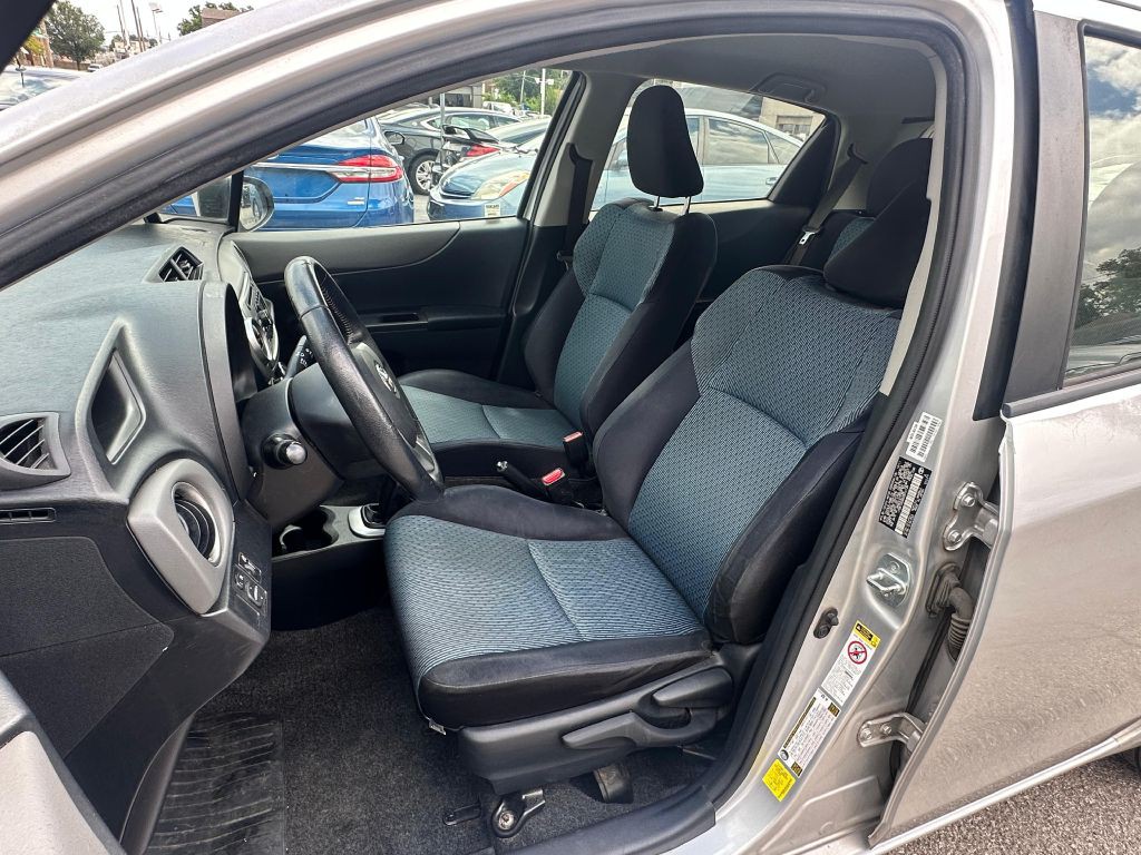 2012 Toyota Yaris Image 10