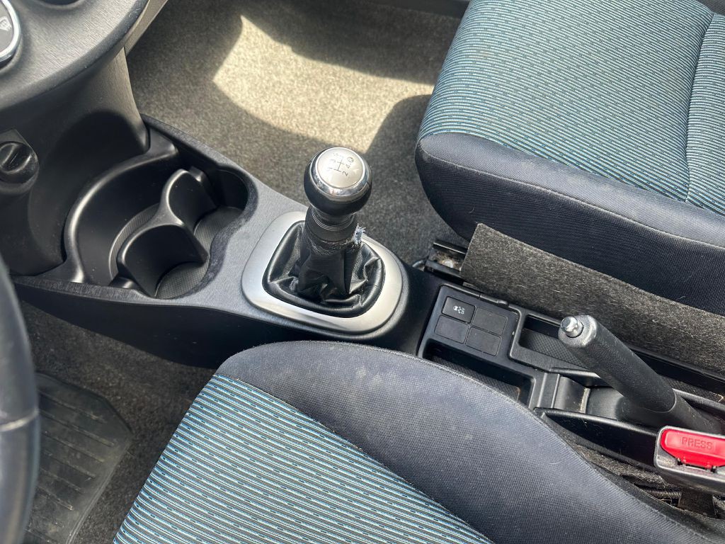2012 Toyota Yaris Image 18