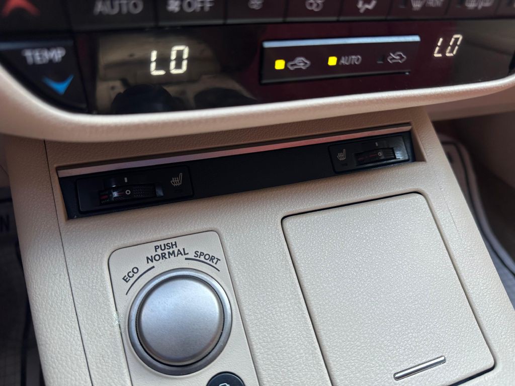 2013 Lexus ES Image 16