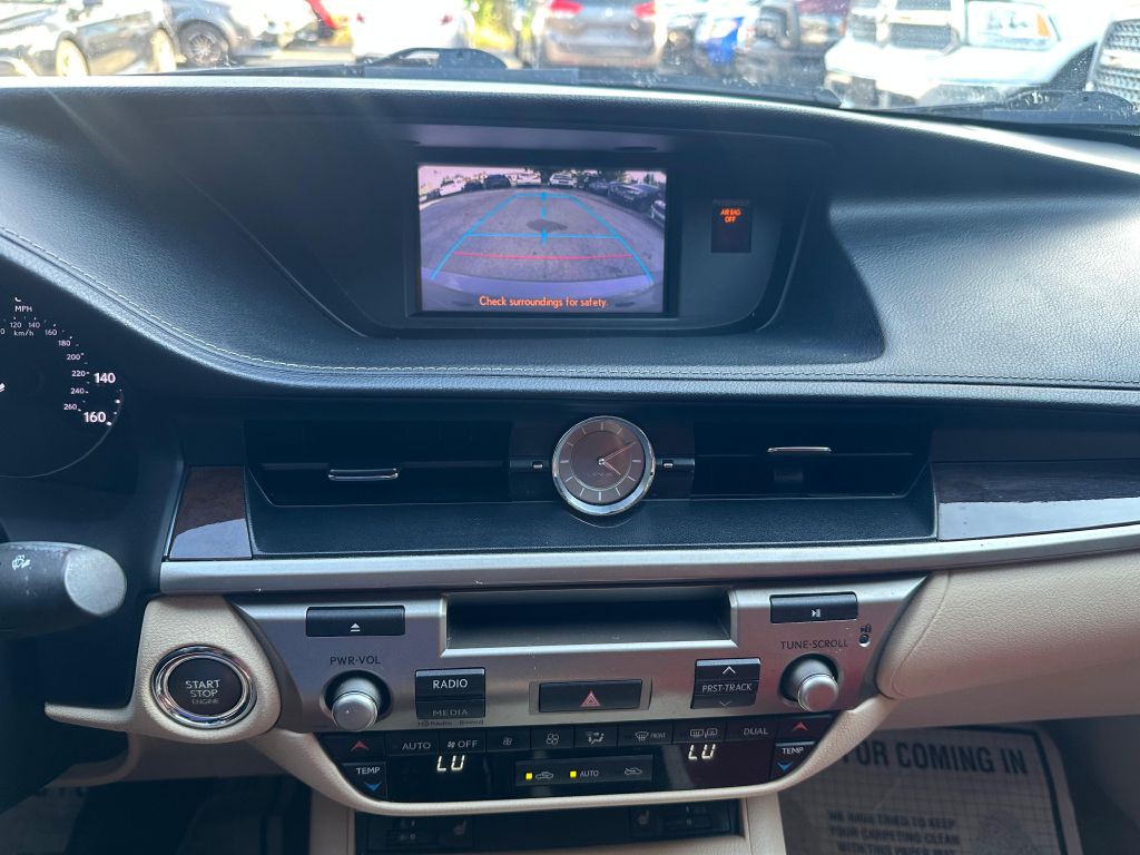 2013 Lexus ES Image 17