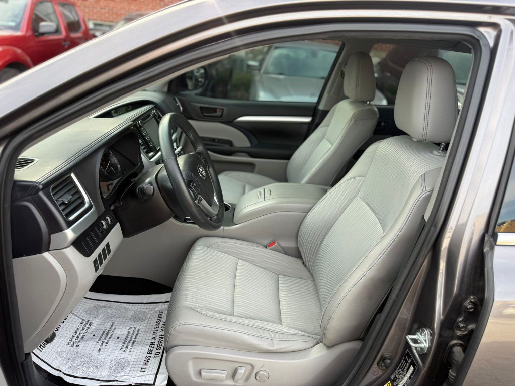 2016 Toyota Highlander Image 12