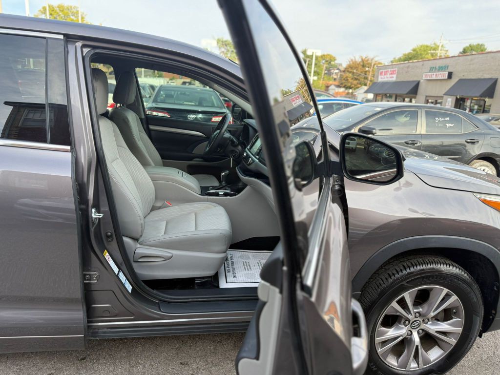 2016 Toyota Highlander Image 16
