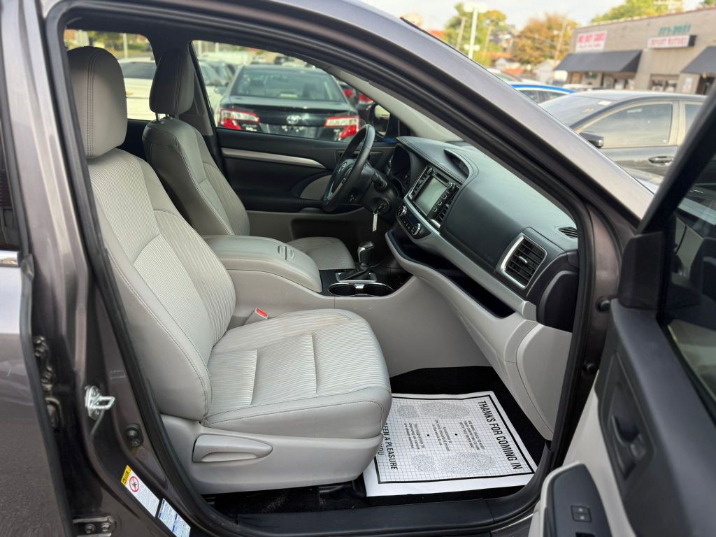 2016 Toyota Highlander Image 17