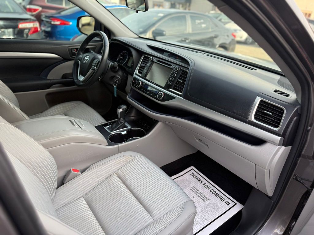2016 Toyota Highlander Image 18