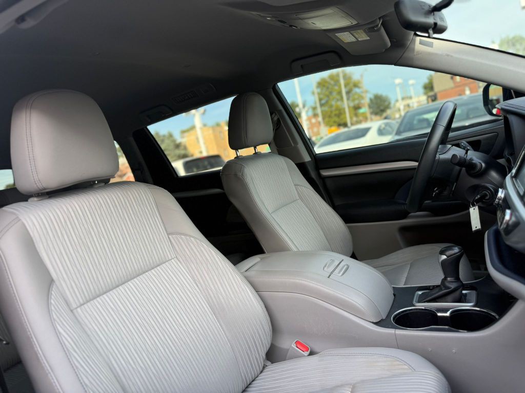 2016 Toyota Highlander Image 19
