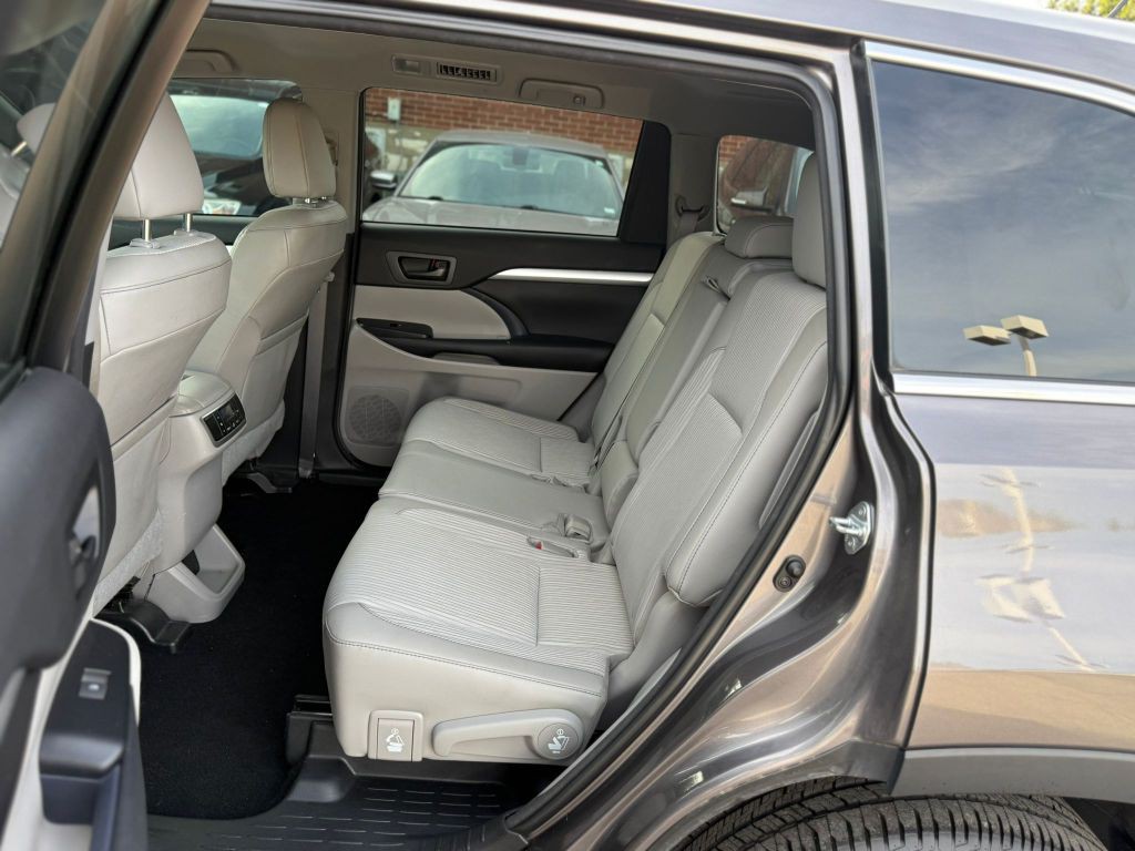2016 Toyota Highlander Image 21