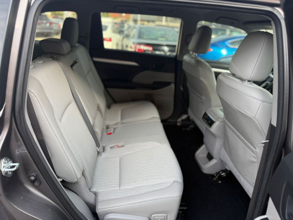 2016 Toyota Highlander Image 23