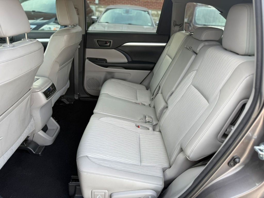 2016 Toyota Highlander Image 24