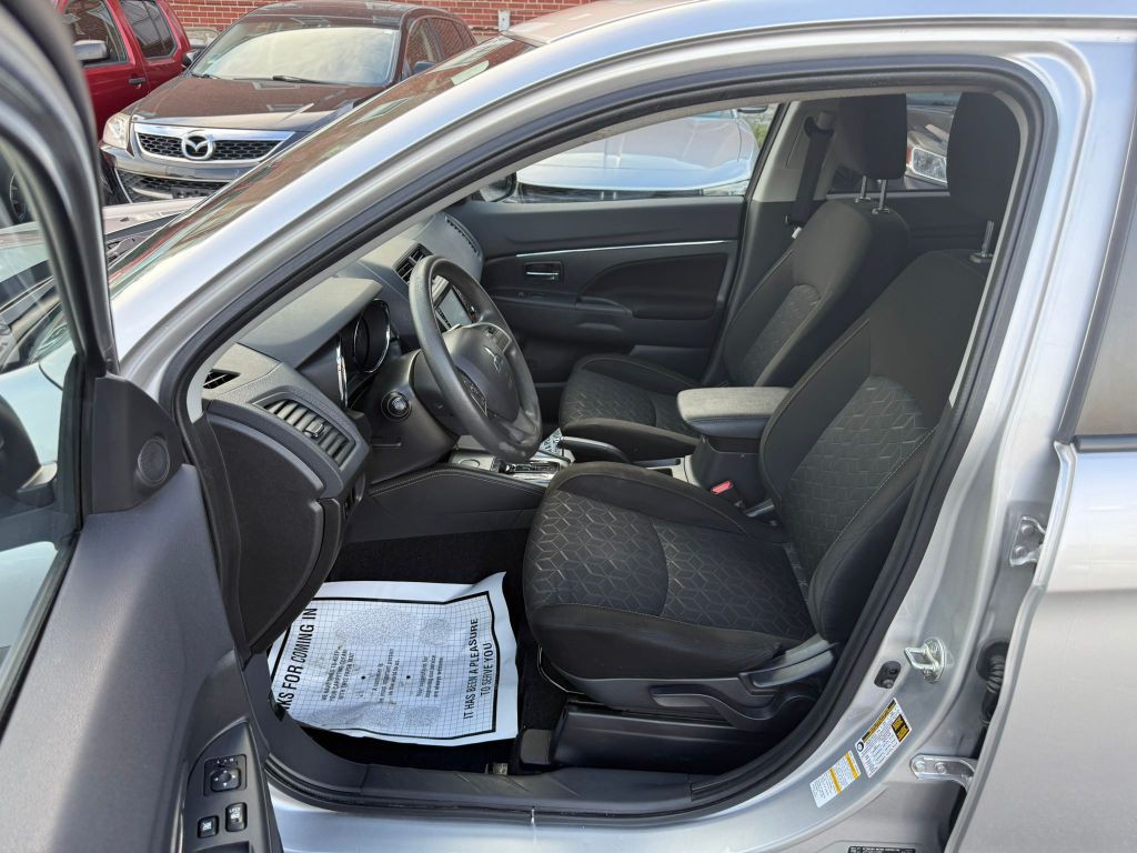 2021 Mitsubishi Outlander Image 9