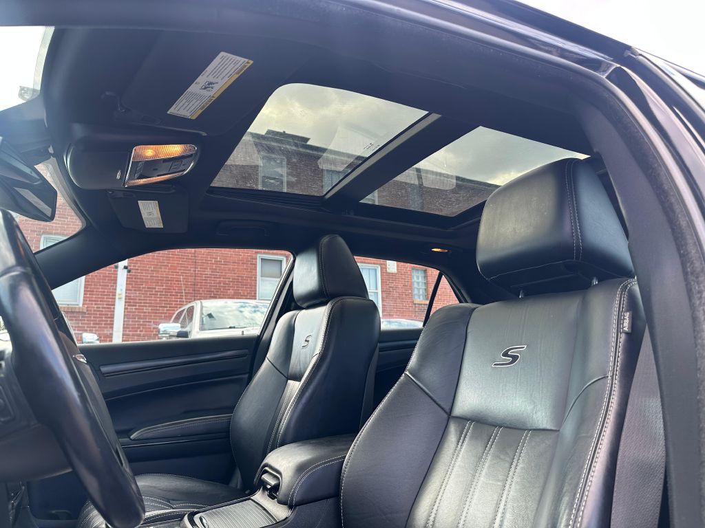 2014 Chrysler 300 Image 22