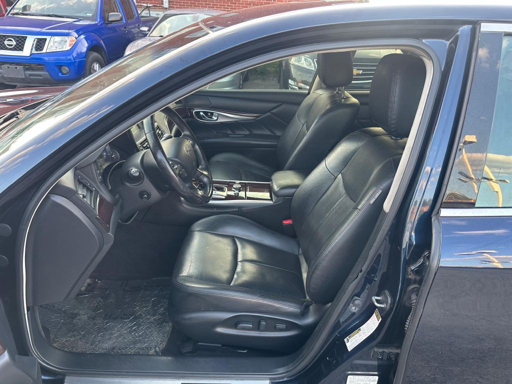 2015 INFINITI Q70 Image 10