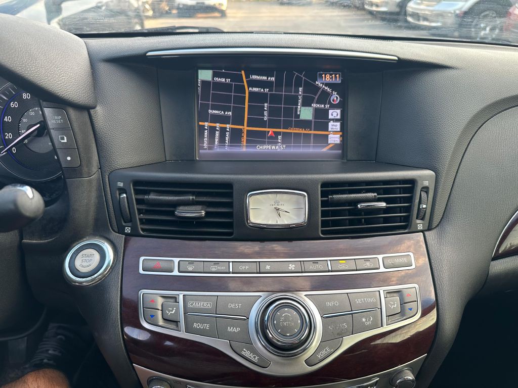 2015 INFINITI Q70 Image 16