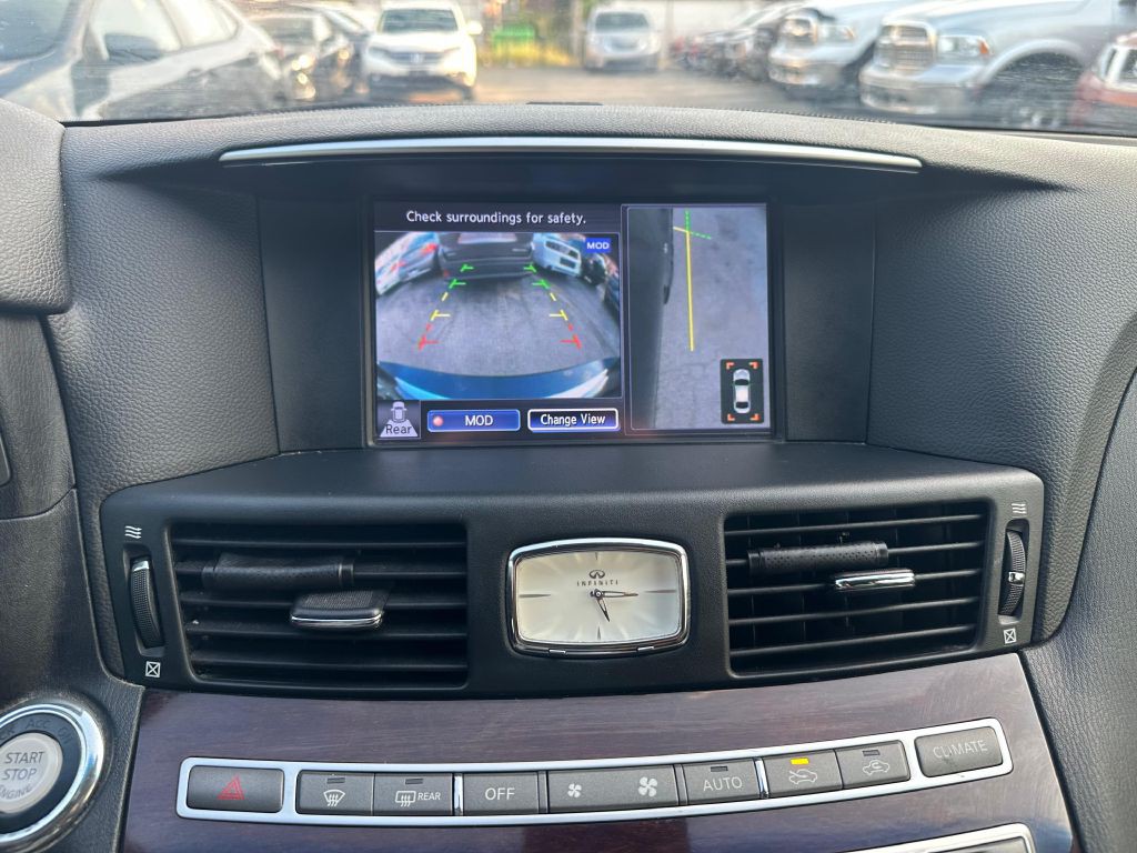 2015 INFINITI Q70 Image 17