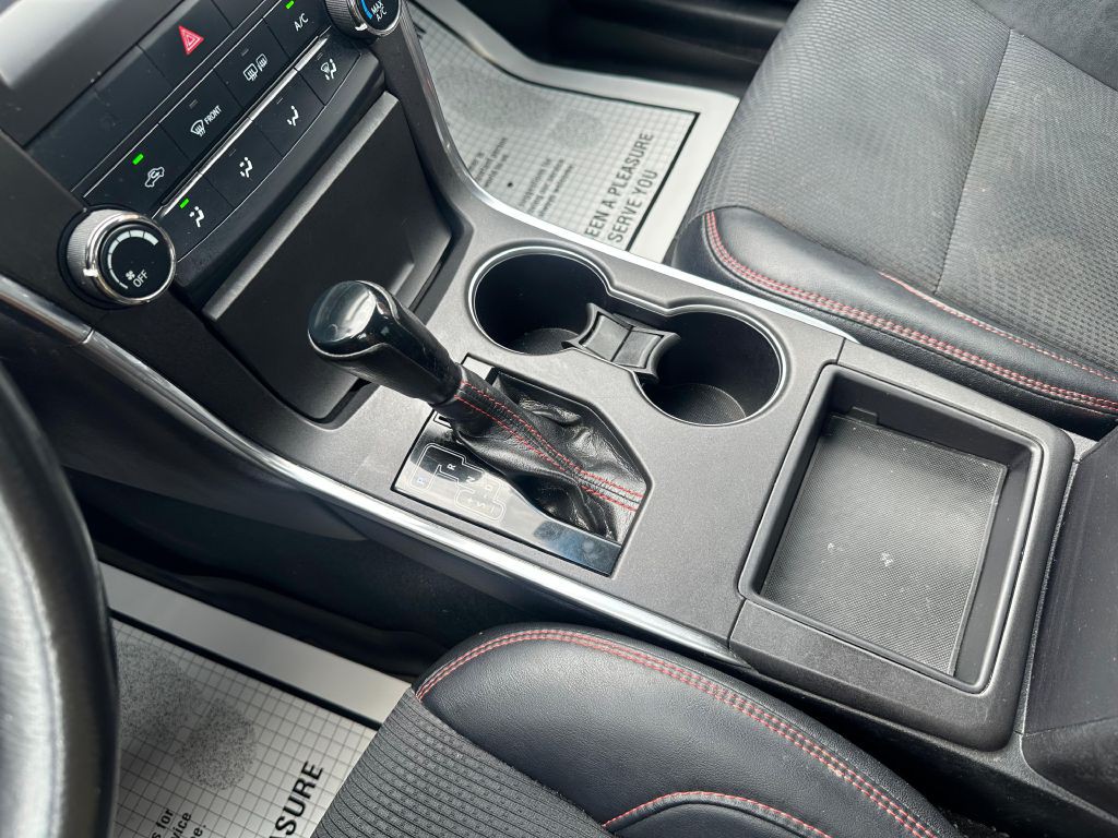2017 Toyota Camry Image 16