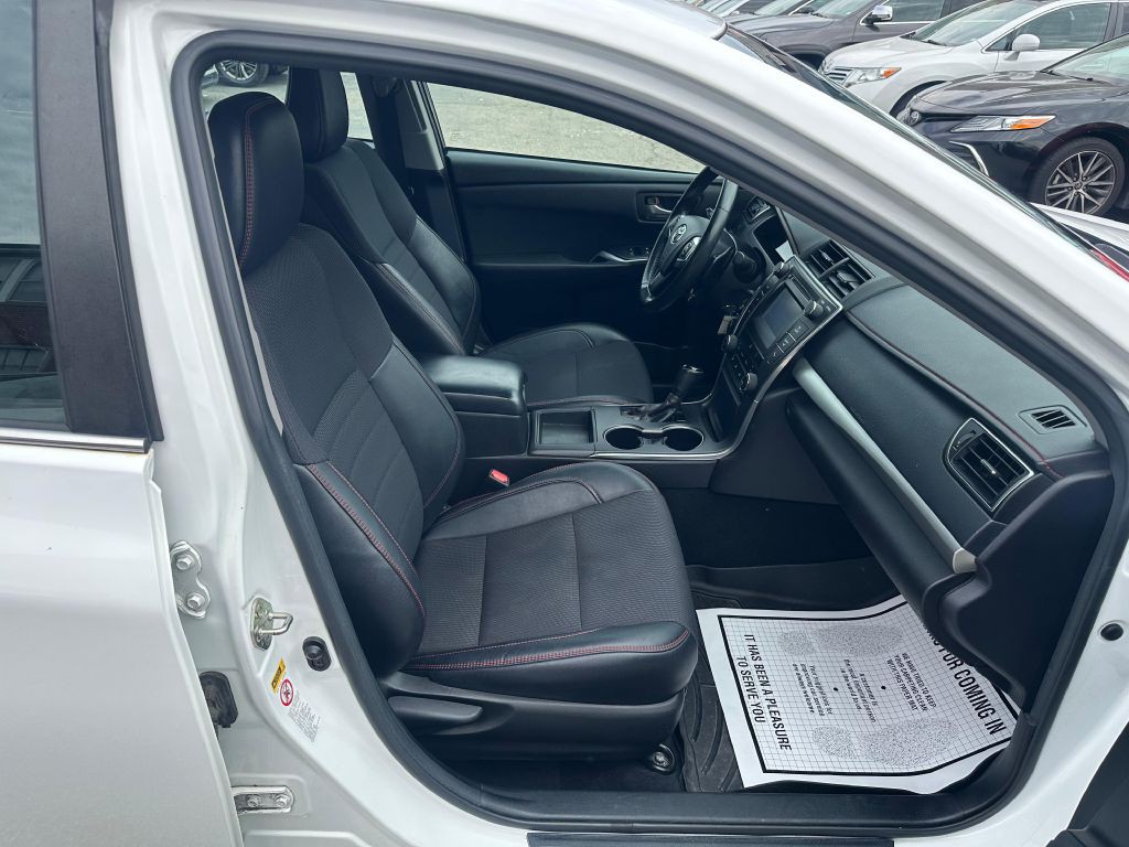 2017 Toyota Camry Image 17