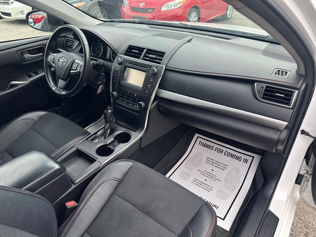 2017 Toyota Camry Image 18