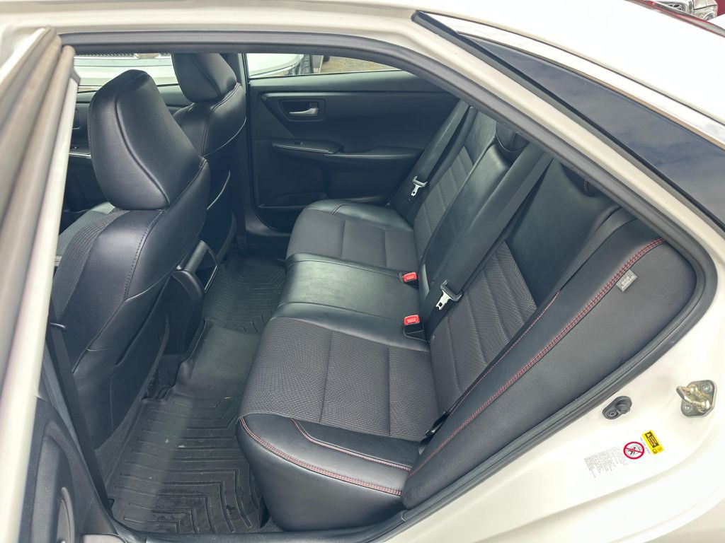 2017 Toyota Camry Image 19