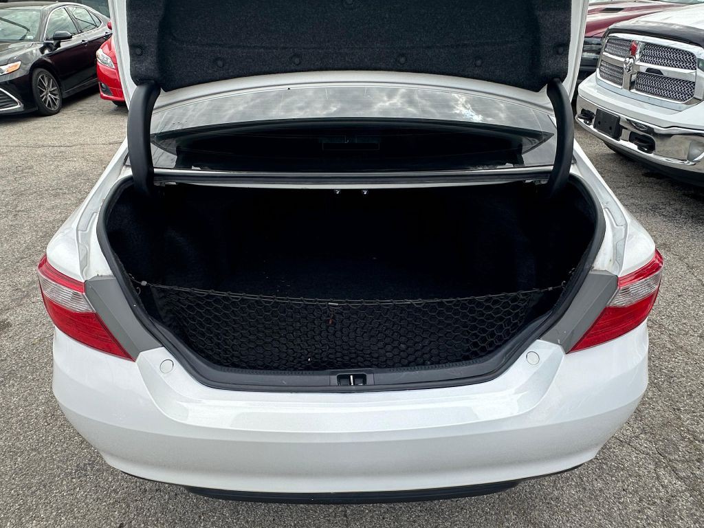 2017 Toyota Camry Image 21