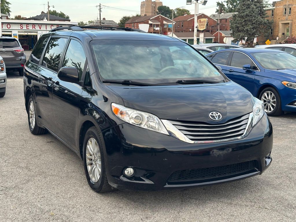 2011 Toyota Sienna Image 3