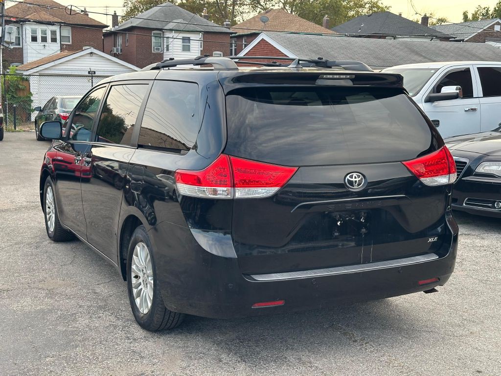 2011 Toyota Sienna Image 5