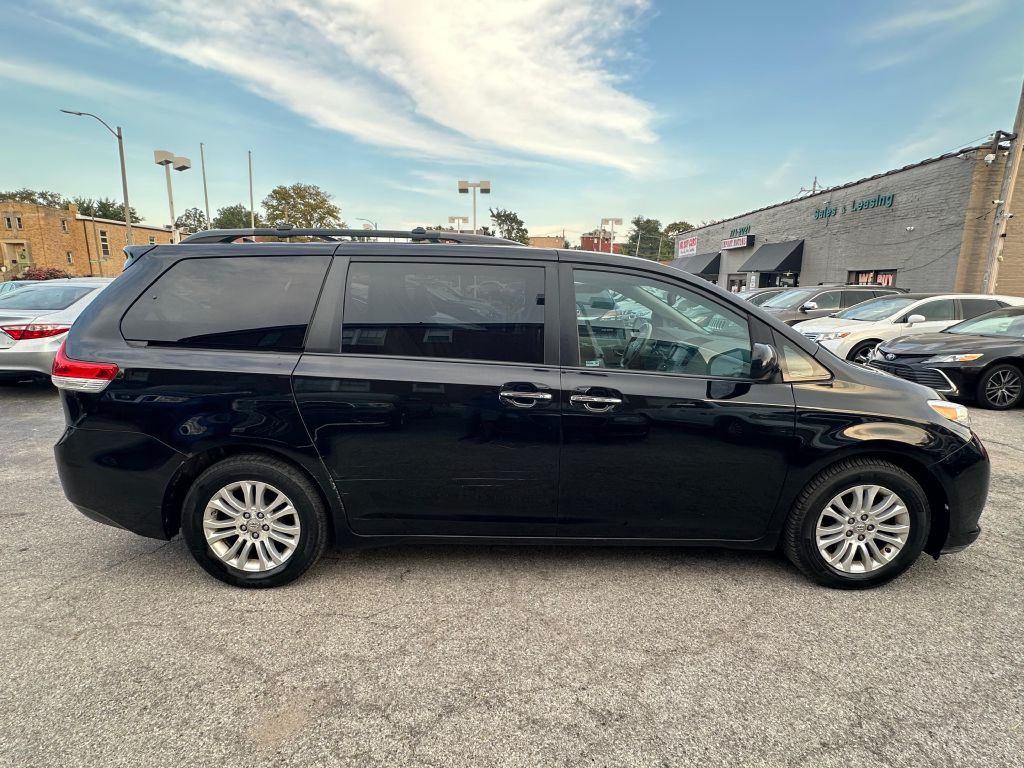 2011 Toyota Sienna Image 6