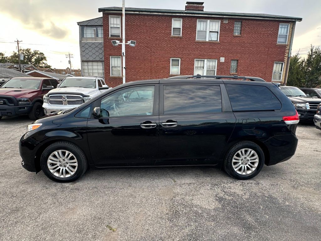 2011 Toyota Sienna Image 7