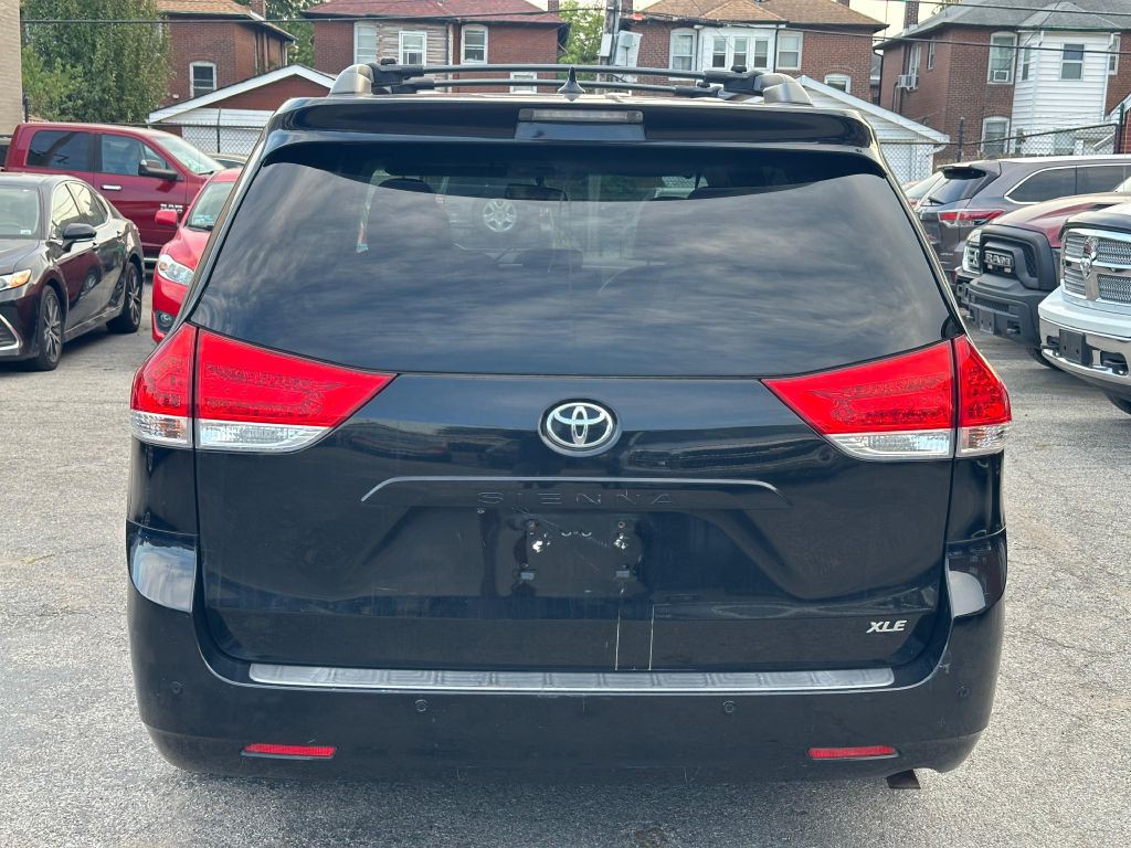 2011 Toyota Sienna Image 9