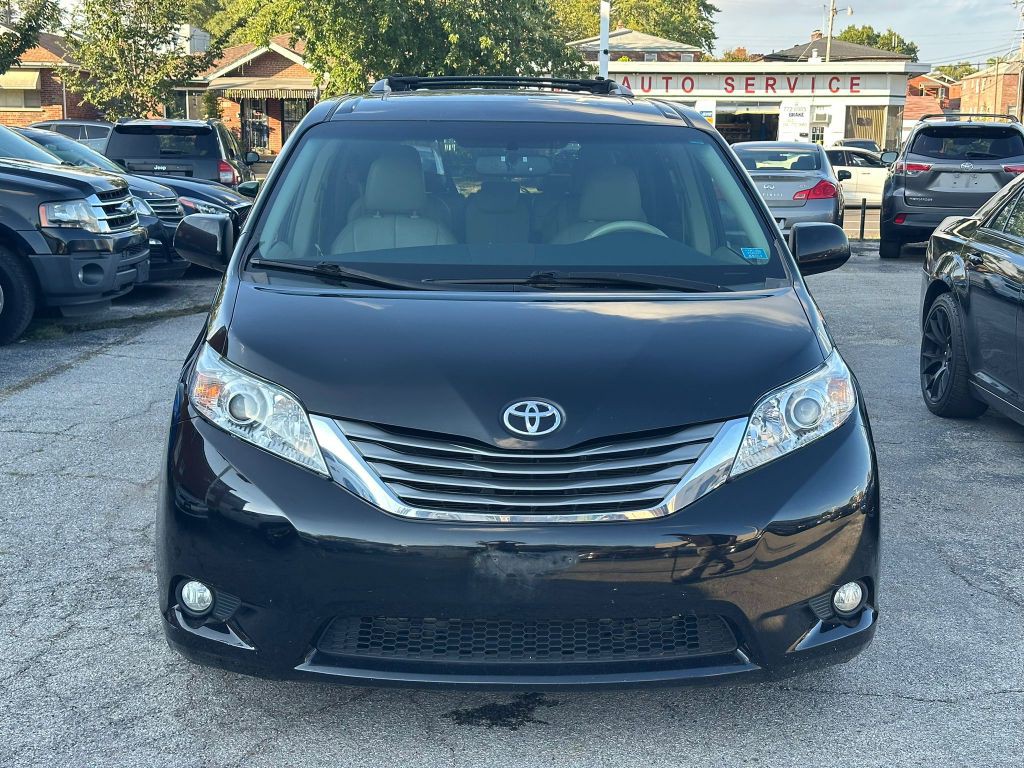 2011 Toyota Sienna Image 2