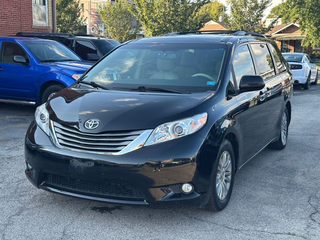 2011 Toyota Sienna Image 3