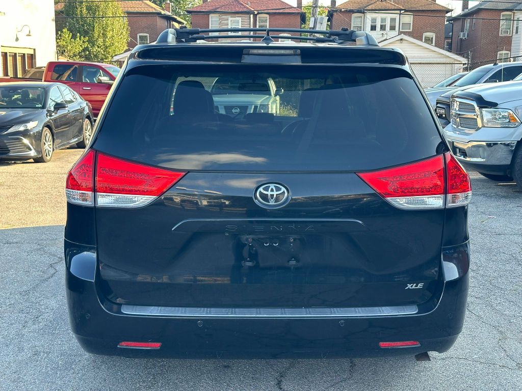 2011 Toyota Sienna Image 8