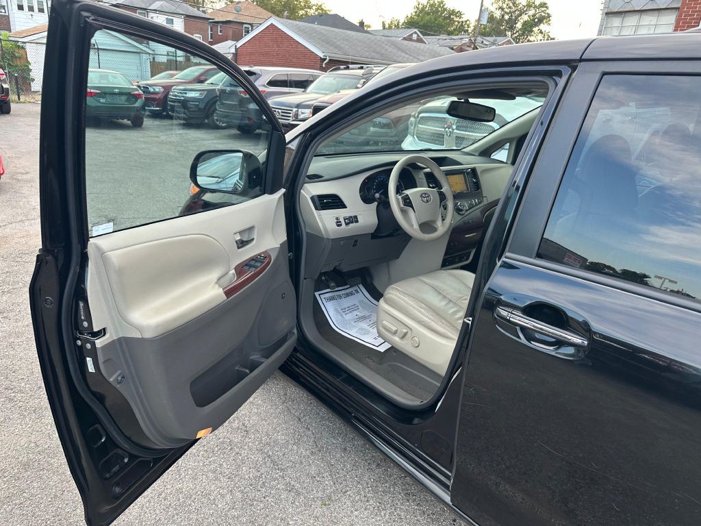 2011 Toyota Sienna Image 10