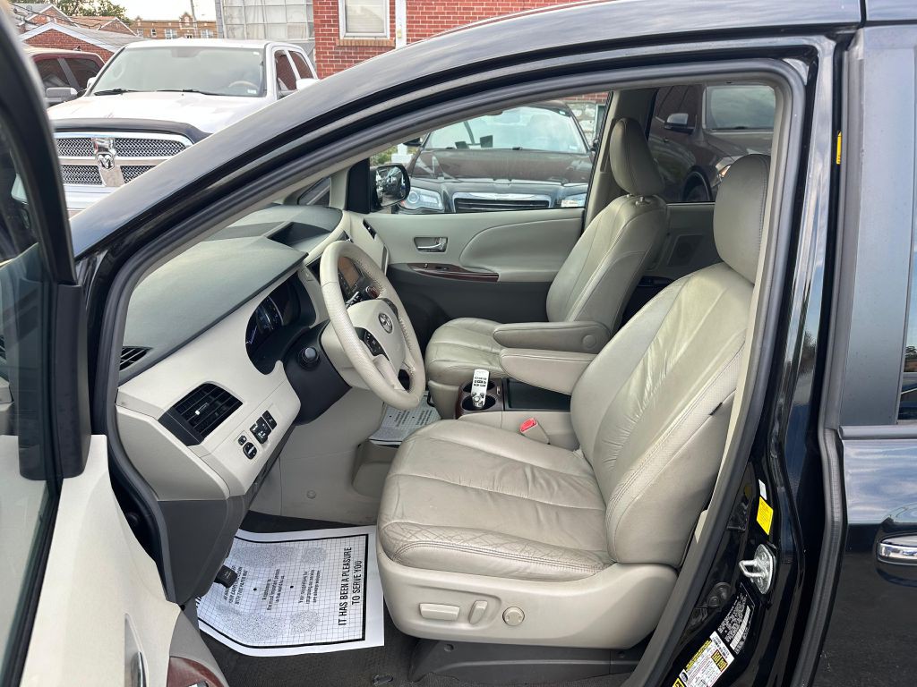 2011 Toyota Sienna Image 11