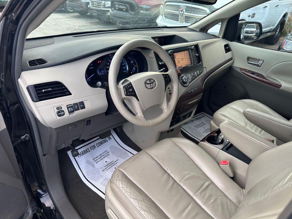 2011 Toyota Sienna Image 12