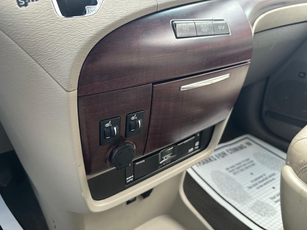 2011 Toyota Sienna Image 13