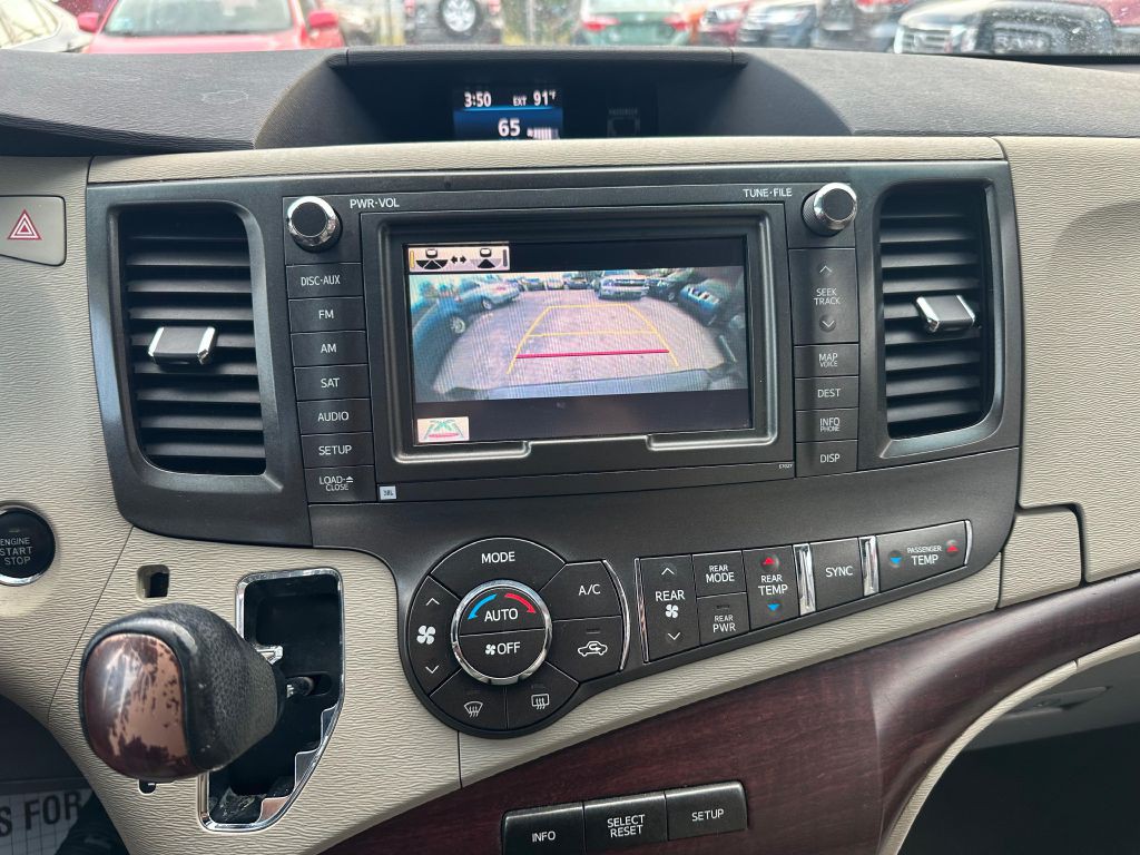 2011 Toyota Sienna Image 15