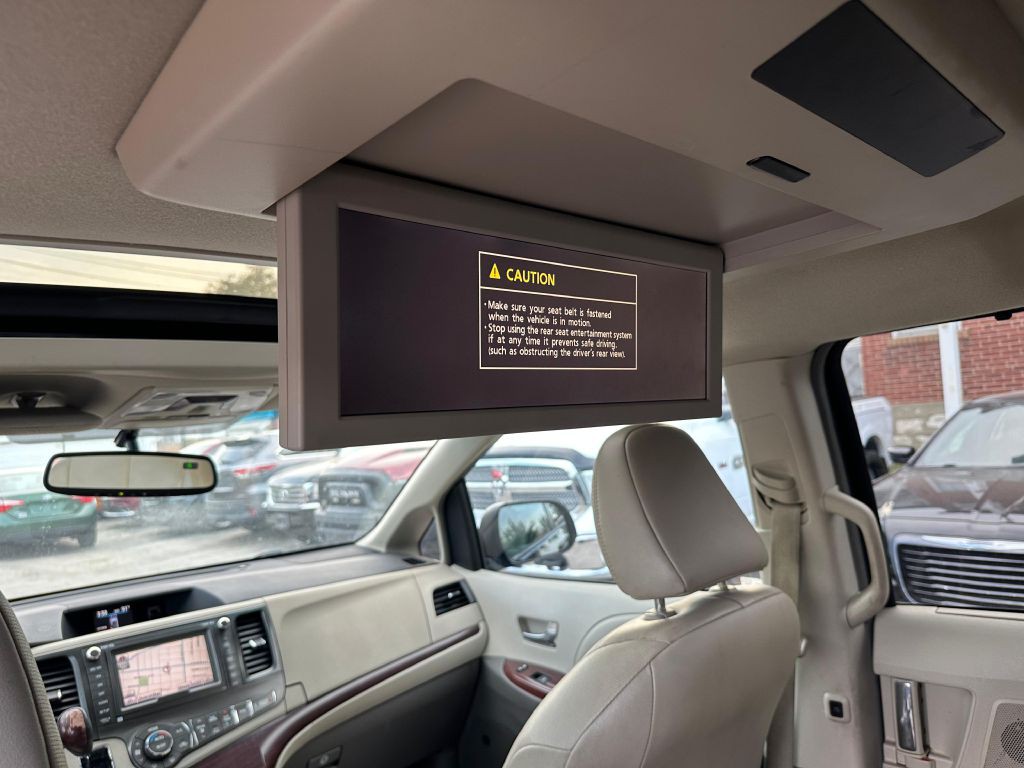 2011 Toyota Sienna Image 16